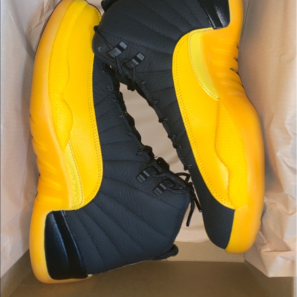 Jordan 12 “University yellow”